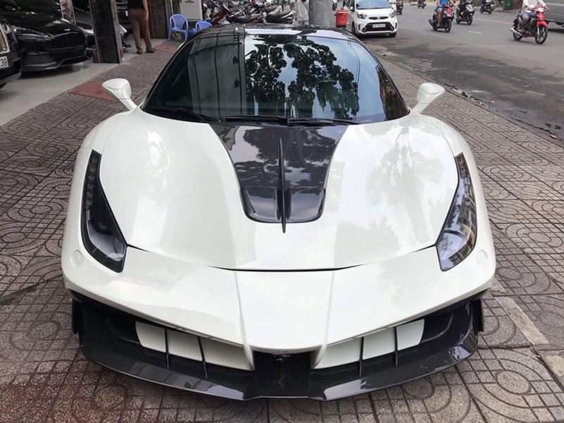 Chiếc  siêu xe Ferrari 488 GTB của một tay chơi xe có tiếng ở Quận 5, TP HCM vừa chính thức được hoàn thiện với gói nâng cấp bodykit Misha Design sau một thời gian dài thực hiện.